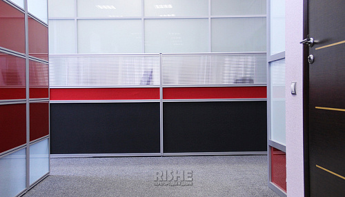 Перегородки Мобильные Ultra Light | Москва Перегородки из профиля толщиной 32мм для организации рабочих мест сотрудников в офисе. Заполнение панелями в 1 слой. Могут комплектоваться столешницами полками, крепящихся к профилю с помощью закладных элементов